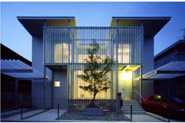 ソリッドでナチュラルな家 夜間外観