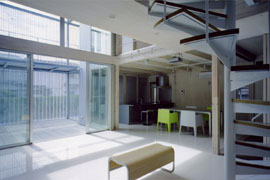 ソリッドでナチュラルな家 リビング