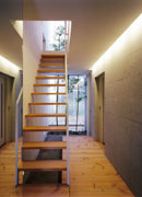 シンプルモダンな家 階段