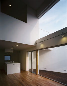 シンプルモダンな家 大きな採光窓